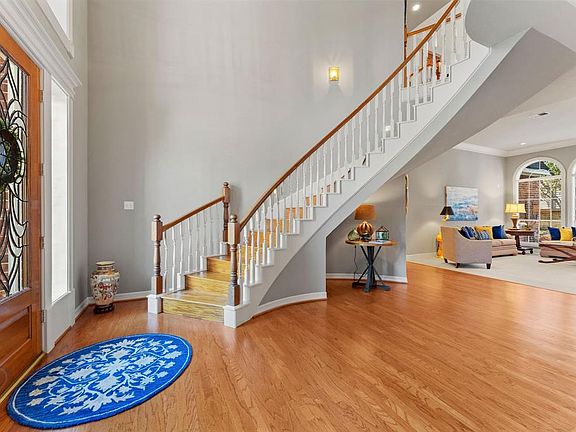 This beautiful foyer with 2 story ceilings leads to the formal dining and living rooms.