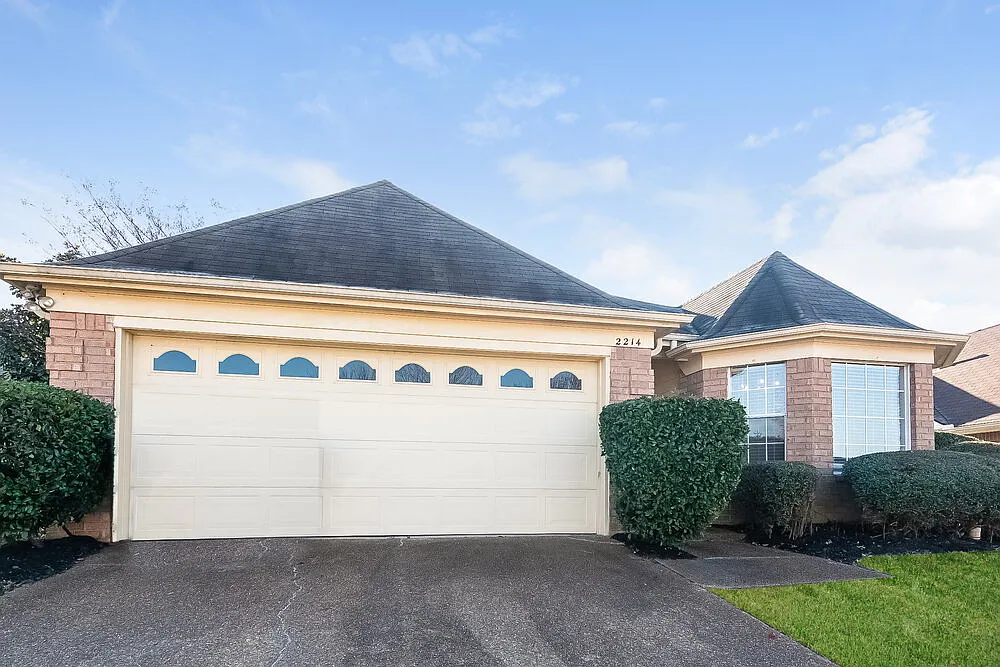 3 bed, 2.0 bath, 1418 sqft, $1,825 — Photo 1
