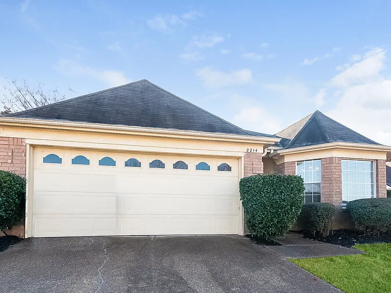 2214 Lake Hill Ct — Photo 1