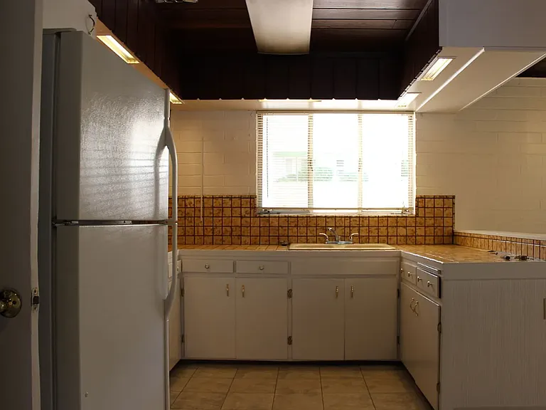1436 Hillside Dr — Photo 4