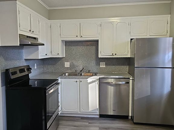 3rd image of 32 Stoneybrook Ln #5
