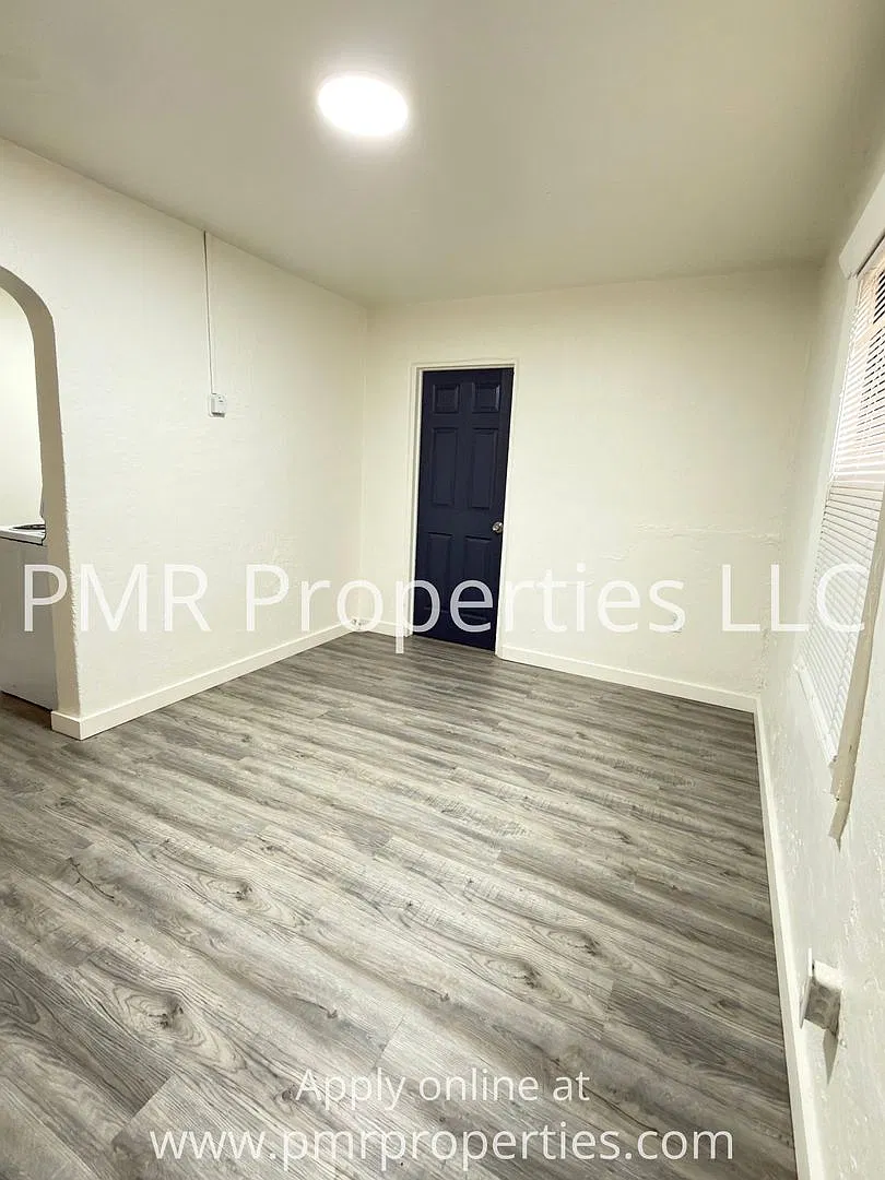 2 Bedroom/ 1 Bathroom House — Photo 2