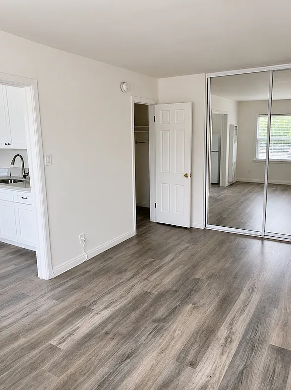 Studio, 400 sqft, $2,100 — Photo 2