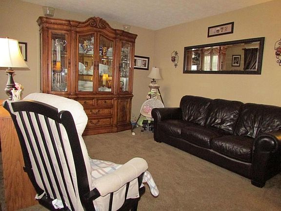 2nd image of 924 Kingsdale Ct