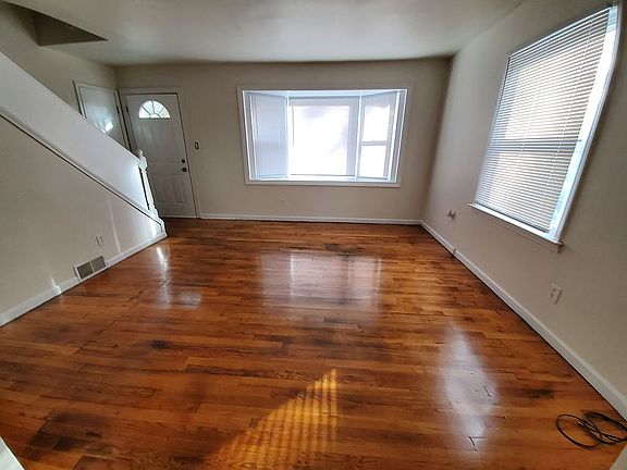 4th image of 32616 Annapolis St