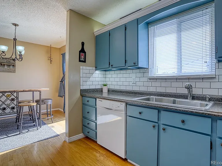 881 S Chestnut St — Photo 7