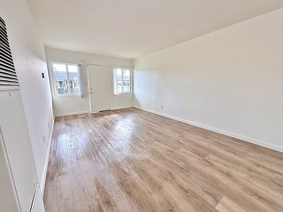 2nd image of 7045 Whitsett Ave APT 4