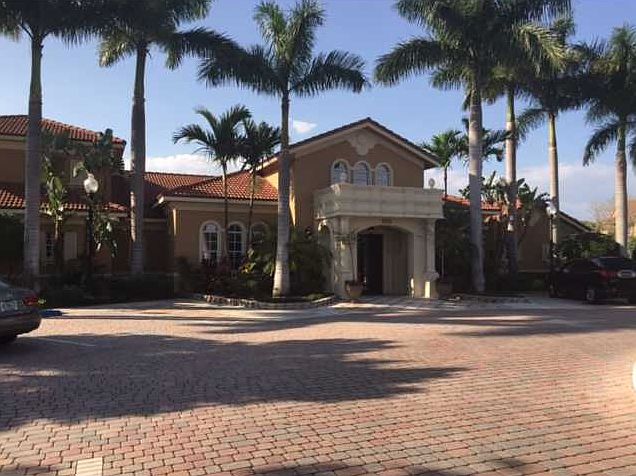 1st image of 909 Villa Cir