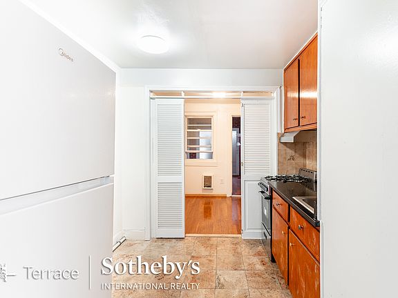 4th image of 68-50 Clyde St Floor 1