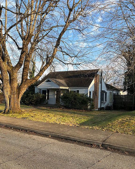 Cozy Colonial w/fireplace