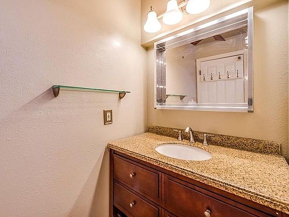 5th image of 4658-60 Lotus St