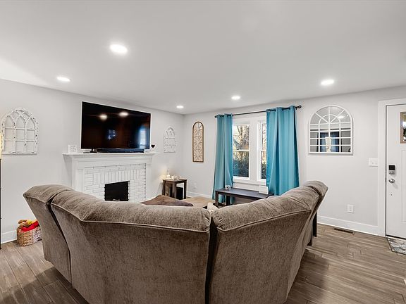 3rd image of 402 Oakview Dr