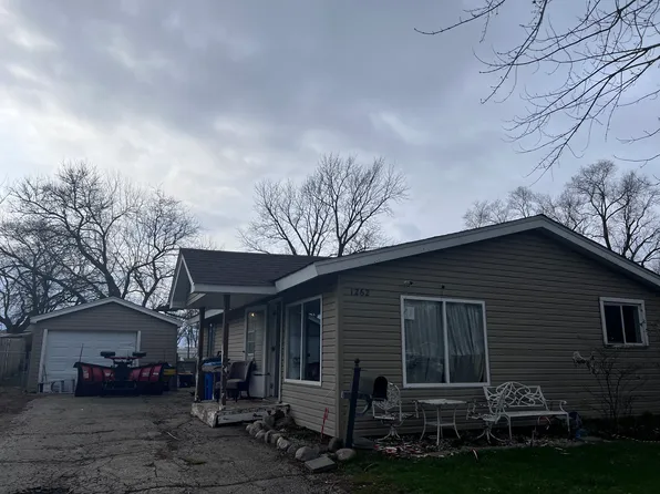 1262 Navajo Dr, Carpentersville, IL 60110