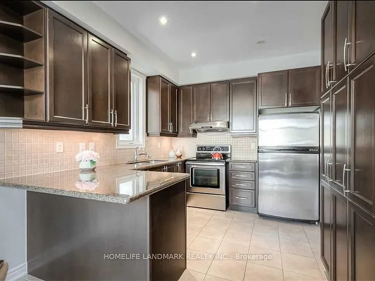77 Reynolds Cres — Photo 3