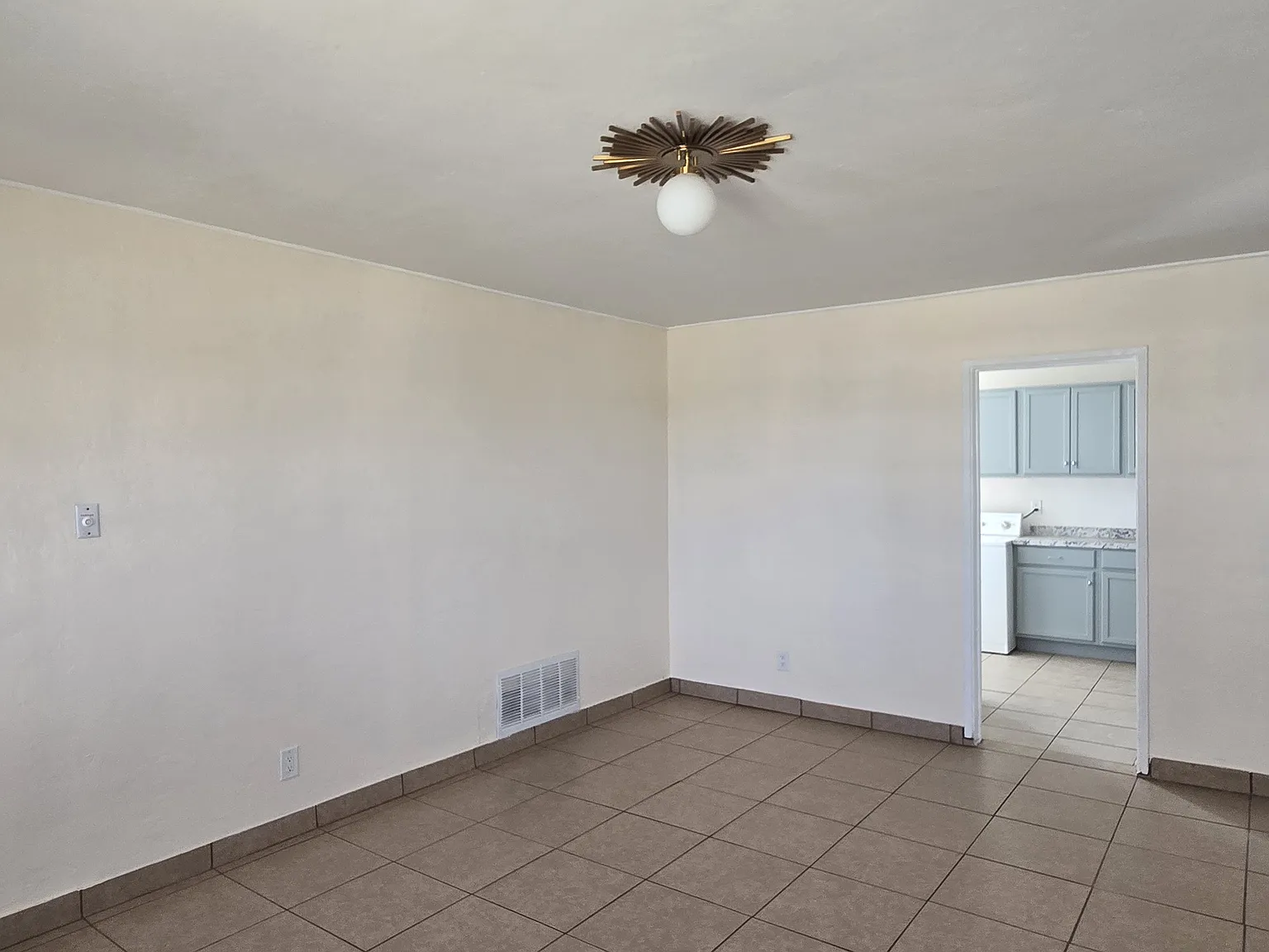 3 bed, 1006 sqft, $2,000 — Photo 3