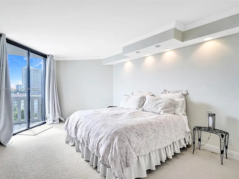 3000 Island Blvd #903 — Photo 4