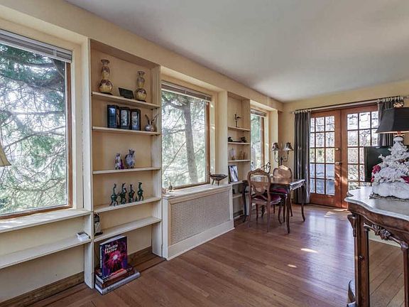 5th image of 82 S Lewis Pl