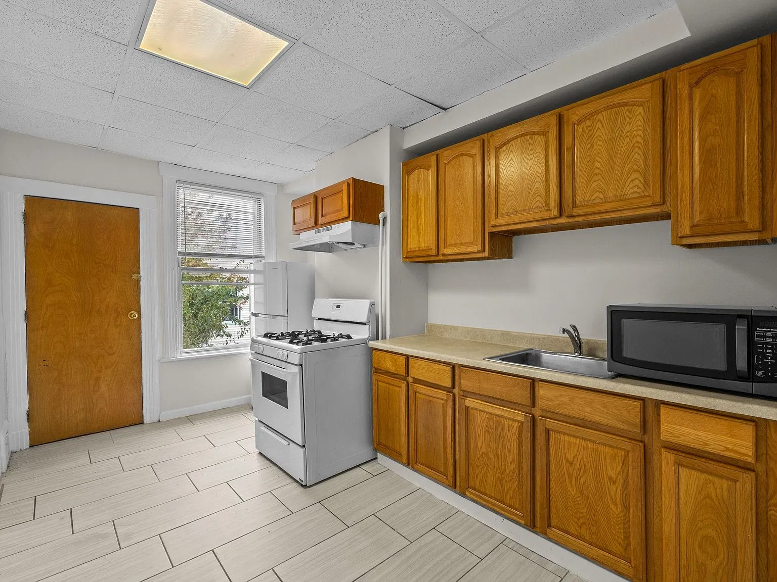 3 bed, 1.0 bath, 708 sqft, $1,990 — Photo 1