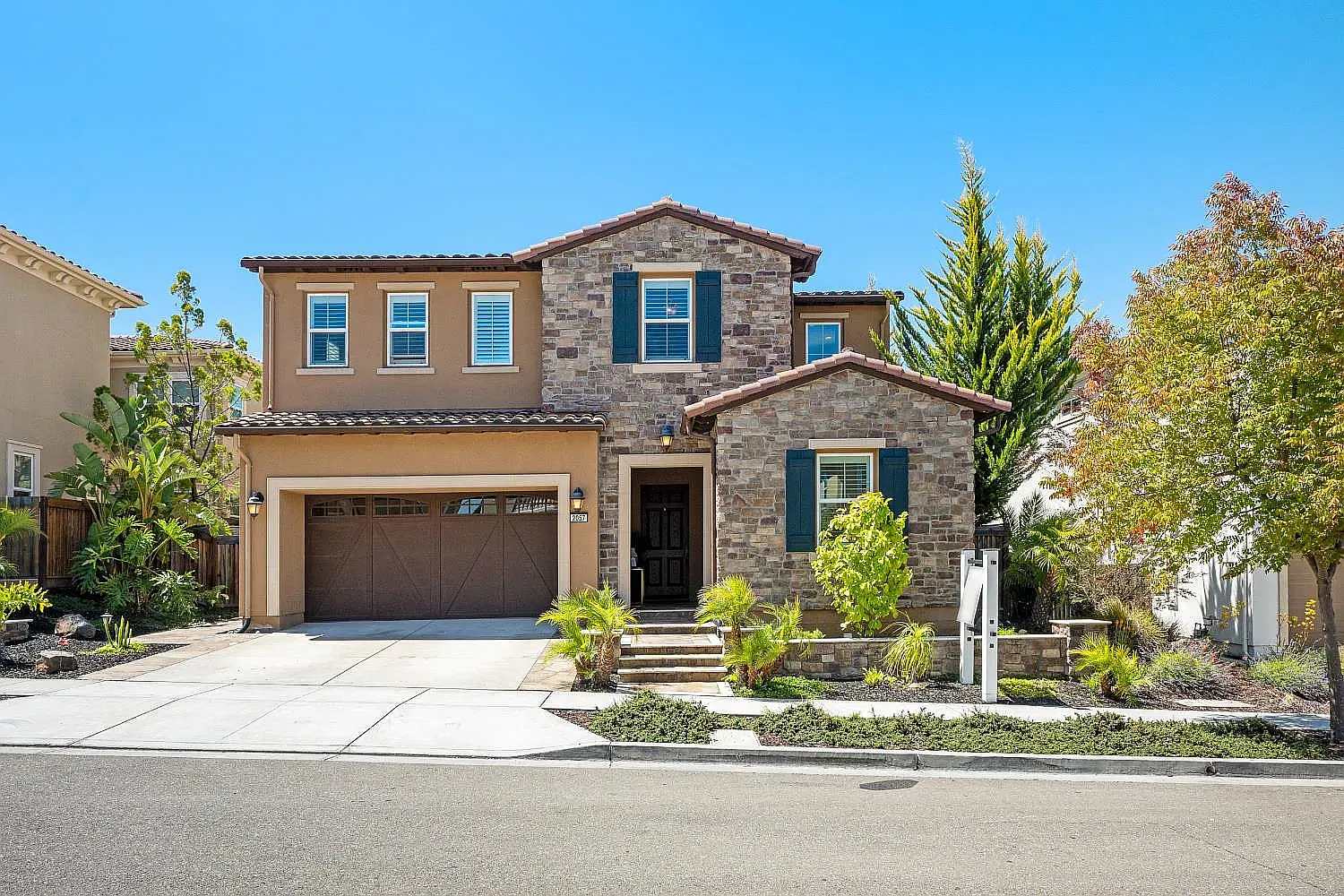 4 bed, 4.5 bath, 3975 sqft, $8,500 — Photo 2