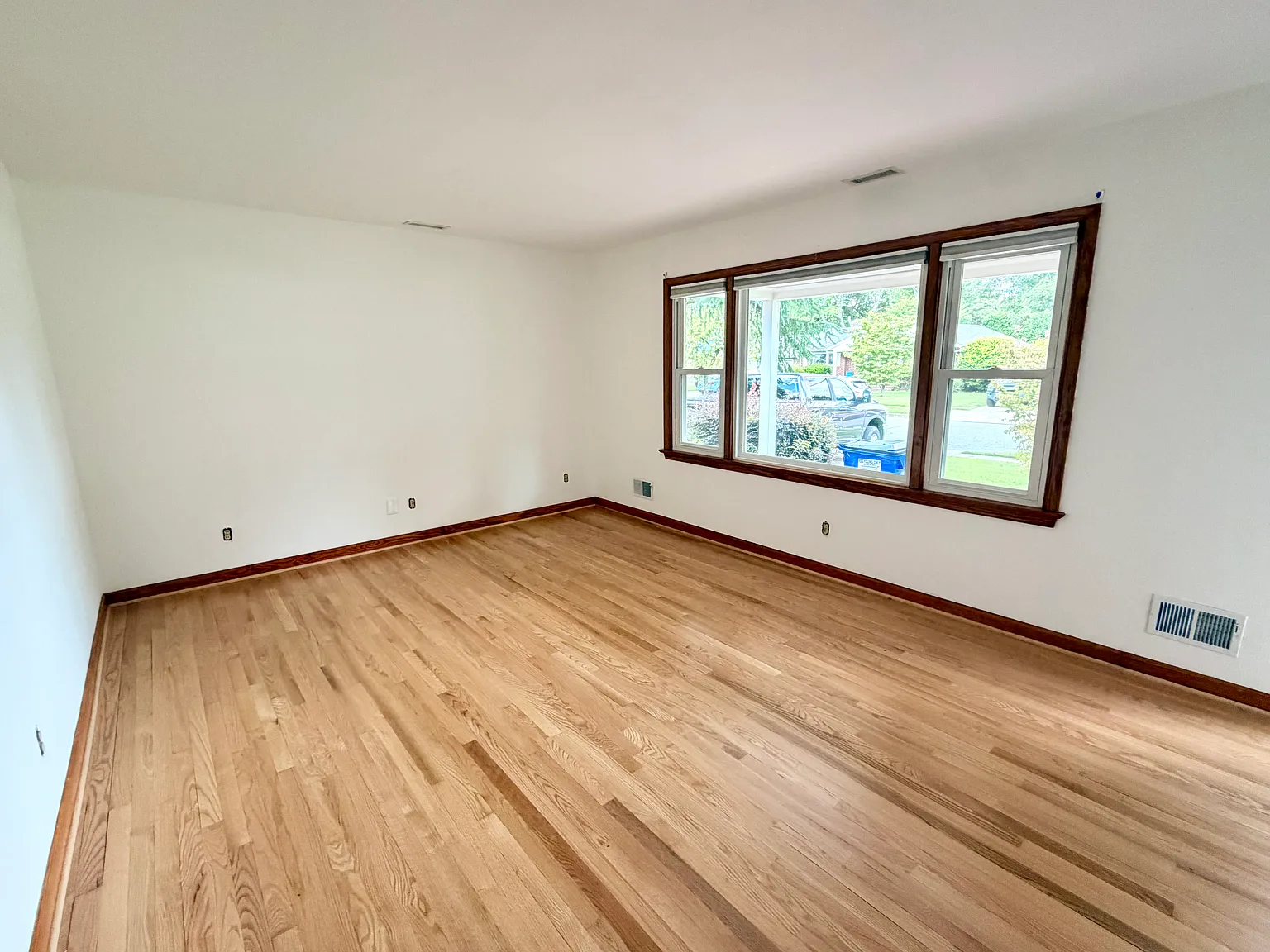 3 bed, 1300 sqft, $2,400 — Photo 1