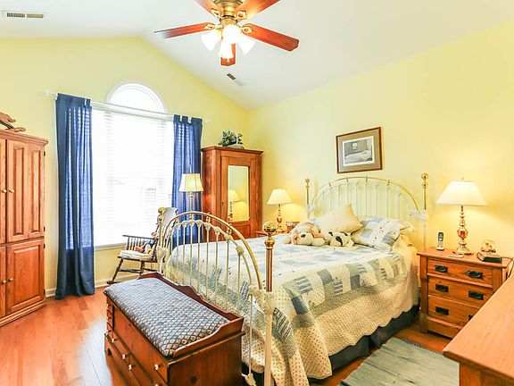 5th image of 2403 Sweet Bay Dr
