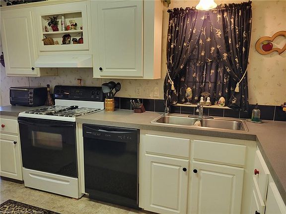 4th image of 327 Belle Field Ave