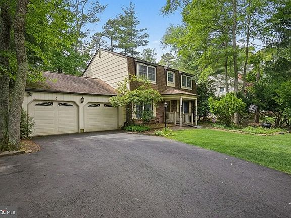 2nd image of 26 Friar Tuck Dr