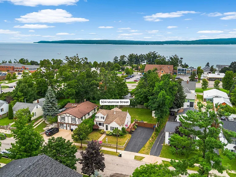 Located 5 minute walk to hospital, 10 minutes to Lake Michigan or downtown