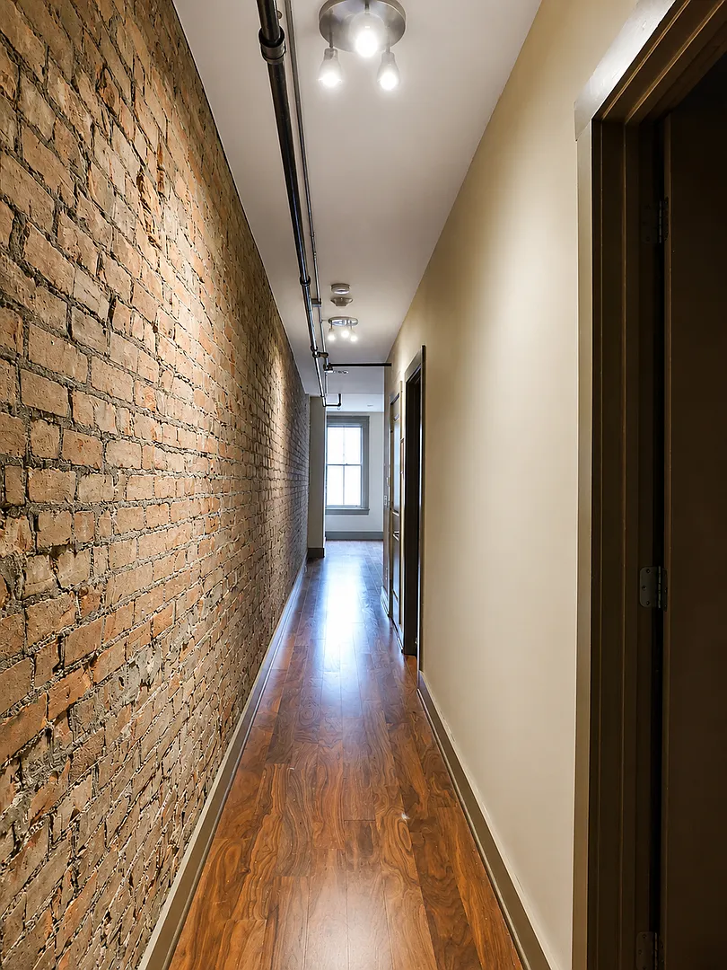 641 Walnut St Apartments — Photo 2