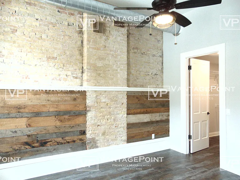 121-123 W Wisconsin Ave #121-1/2 — Photo 18