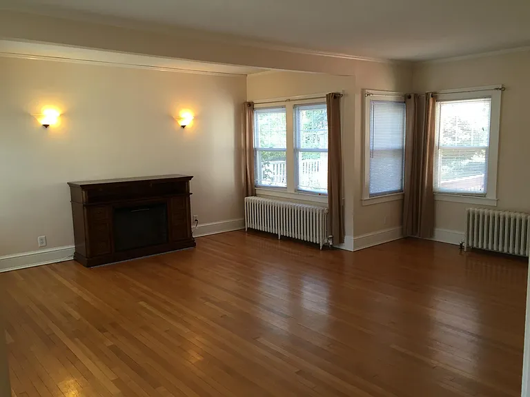 49 Penn Dr — Photo 3