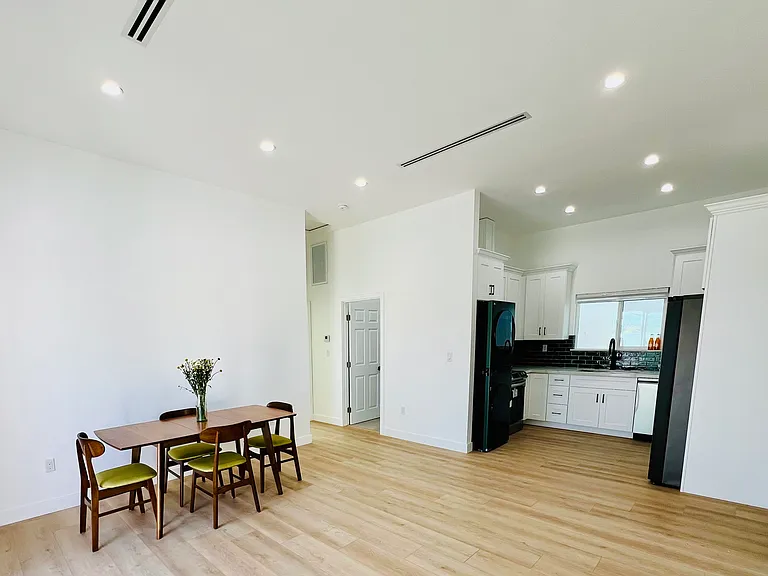 1025 3/4 Nolden St #3/4 — Photo 11