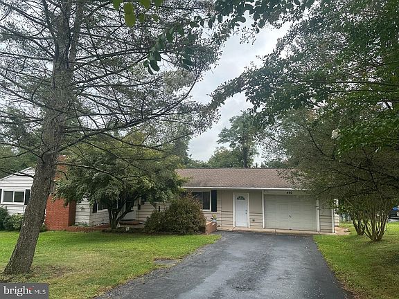 2nd image of 490 Pine Ridge Cir