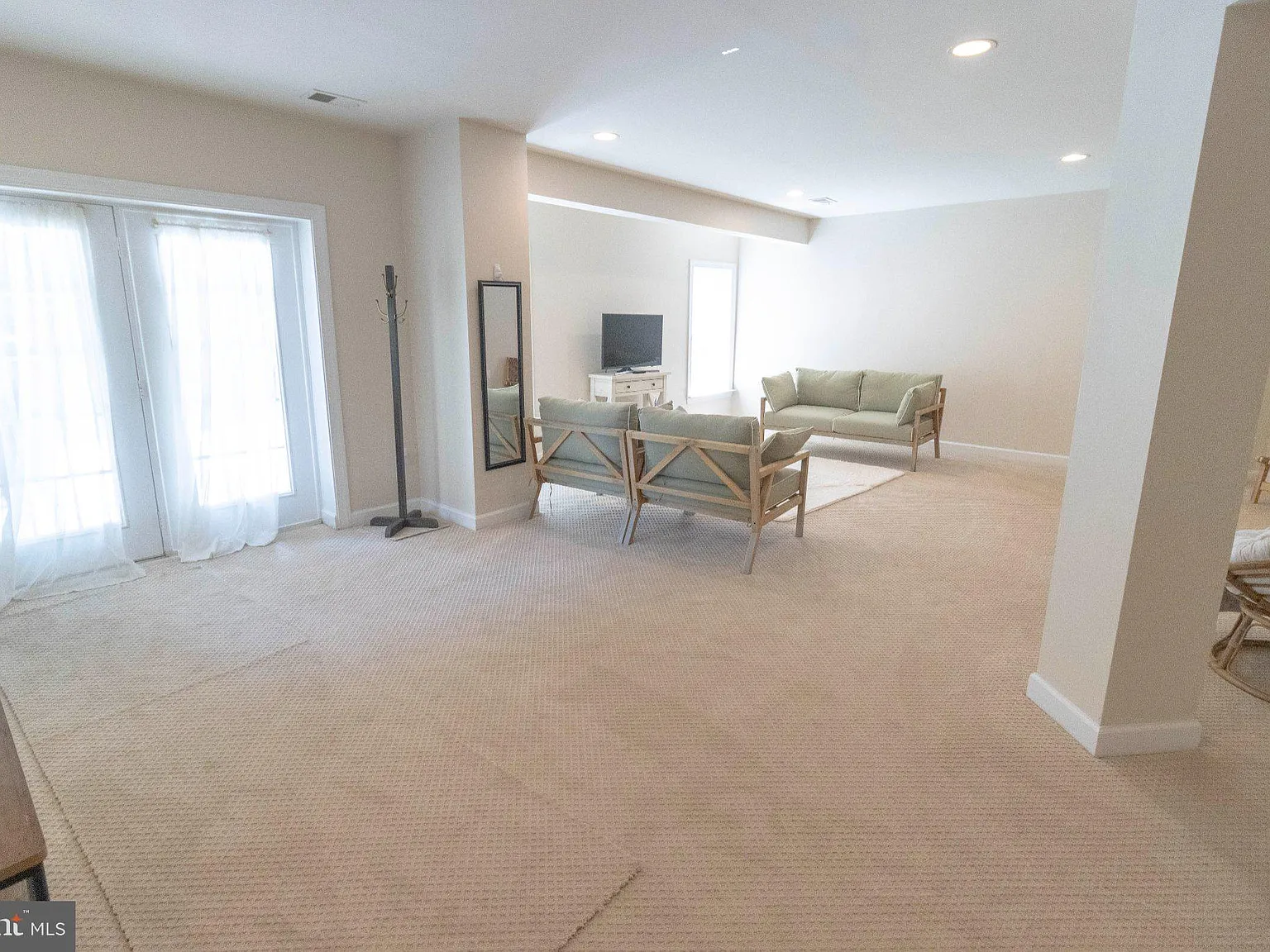 2 bed, 1.0 bath, 5451 sqft, $2,000 — Photo 3