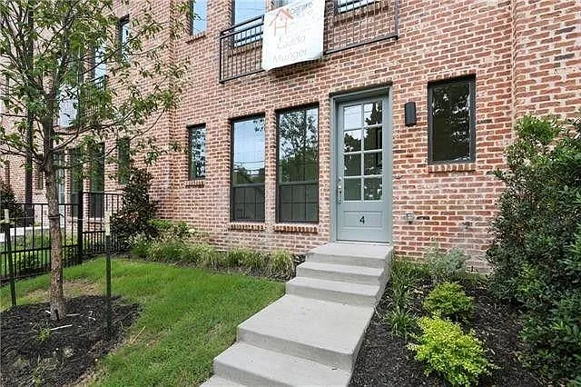Building Photo - 1900 Caddo St #4