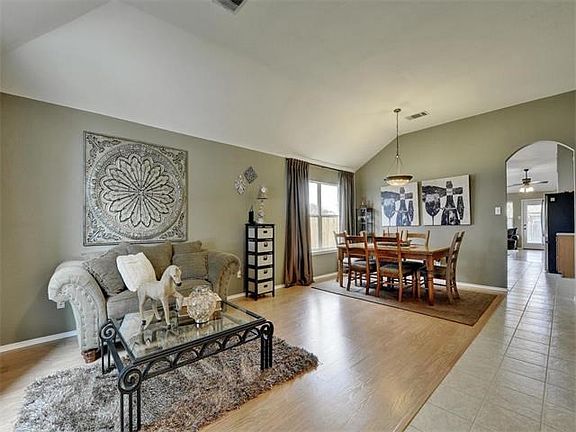 3rd image of 112 Castle Dr