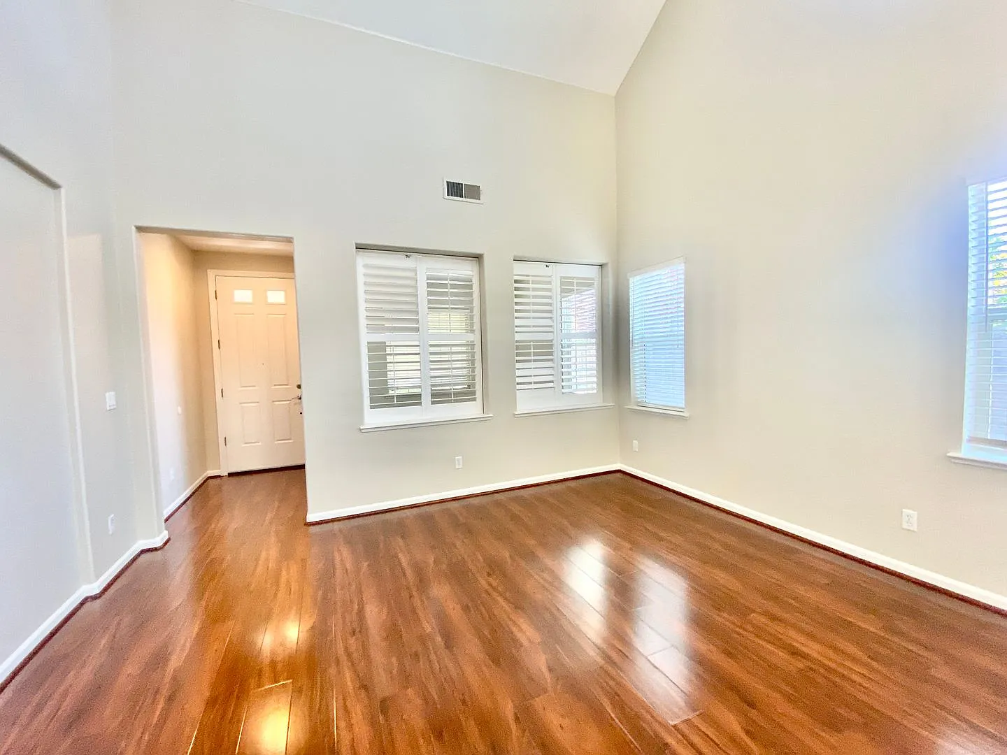 Spacious And Clean 2 Story, 4 Bed, 3 Bath, 2 Car Garage On Corner Lot — Photo 4