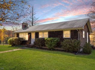 653 Woodglen Rd, Glen Gardner, NJ 08826