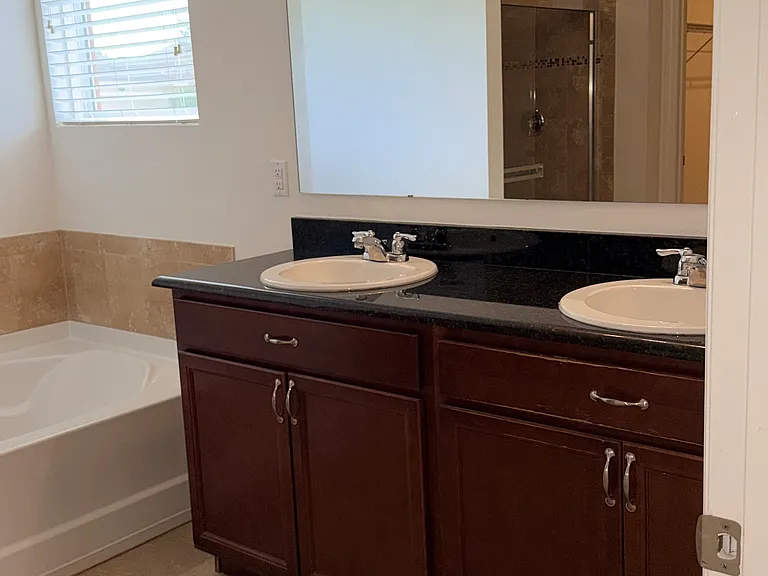 1522 Lexington Sq SW — Photo 2