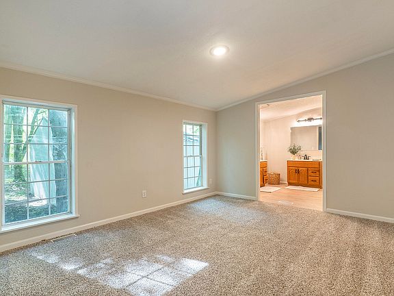 4th image of 10355 Garden Ln NE