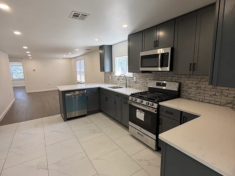 17 Laurel St #2 — Photo 2