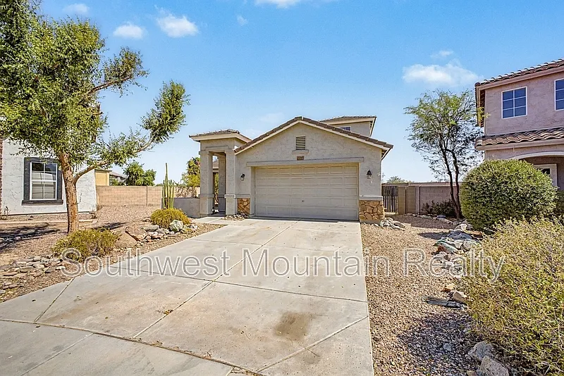 3 bed, 2.5 bath, 2029 sqft, $1,795 — Photo 3