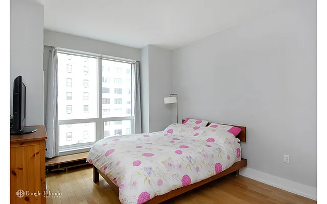 Rented by Douglas Elliman | media 19