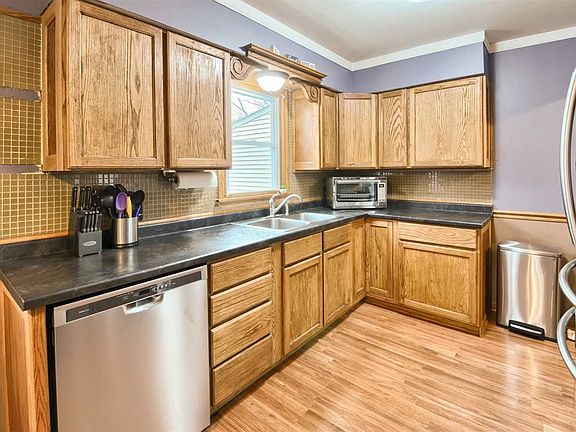 3rd image of 2451 Maplelawn Dr
