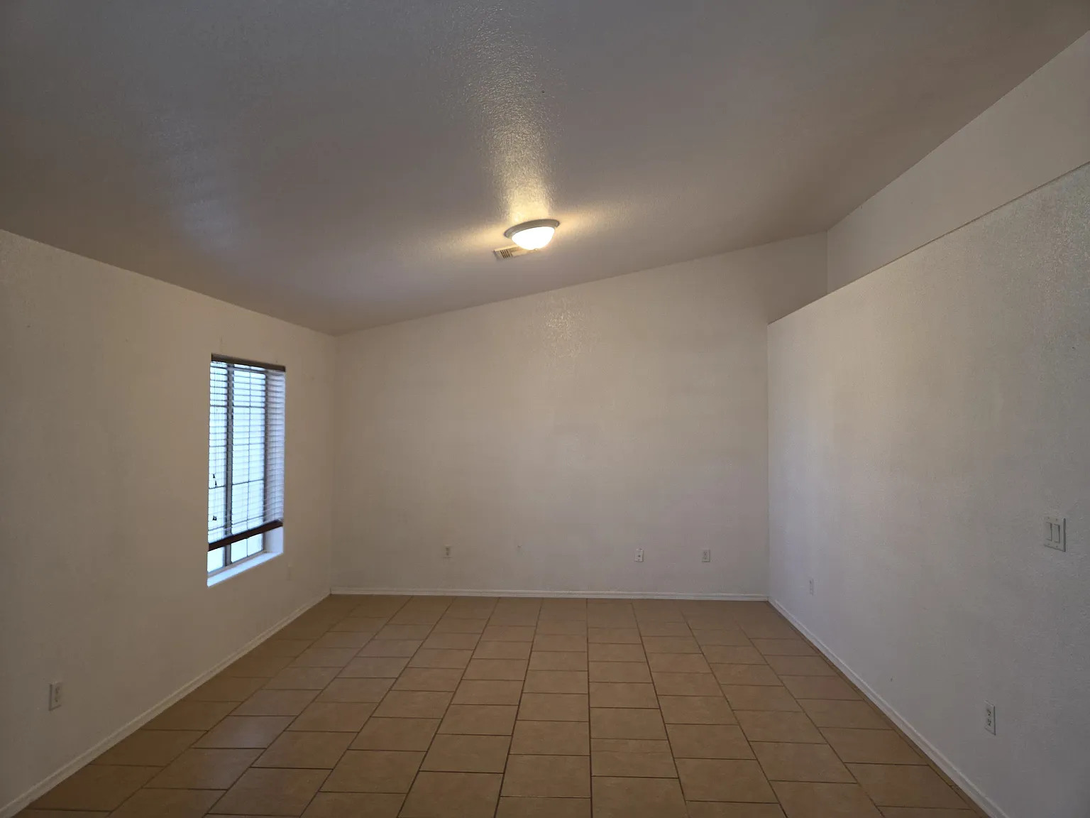 4 bed, 1400 sqft, $1,700 — Photo 3