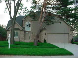 33462 Royal Park W, Fraser, MI