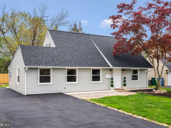 49 Kingwood Ln, Levittown, PA 19055