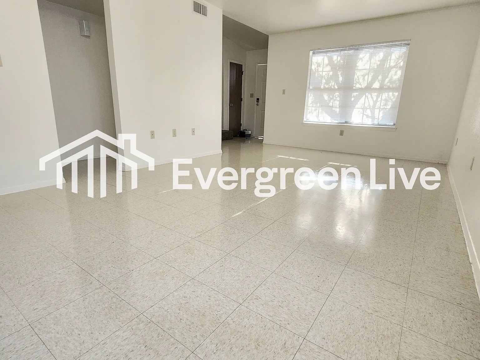 4 bed, 2.5 bath, 1390 sqft, $1,395 — Photo 4