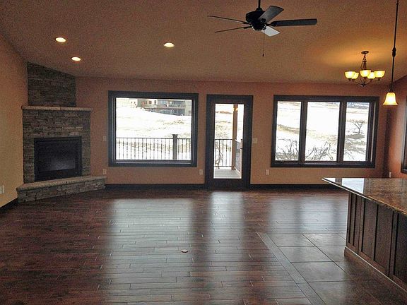 3rd image of 414 Belleview Ct