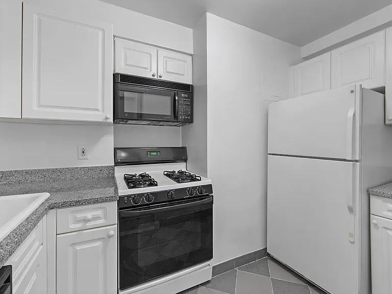 340 E 51st St #8A — Photo 6